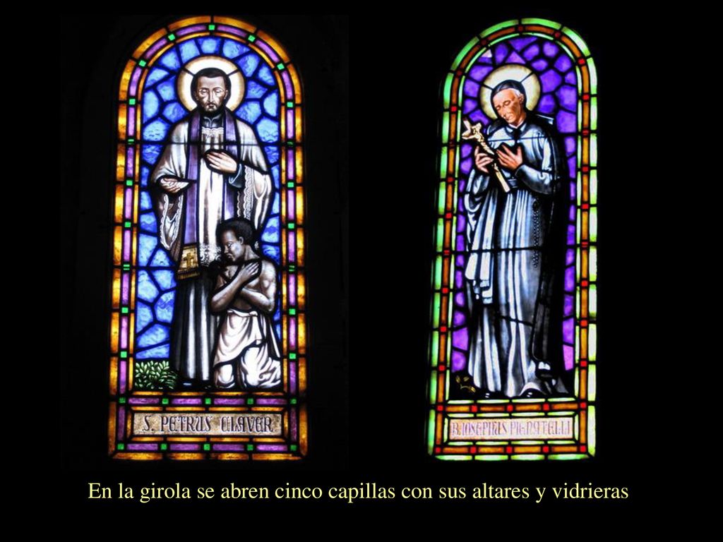 En la girola se abren cinco capillas con sus altares y vidrieras