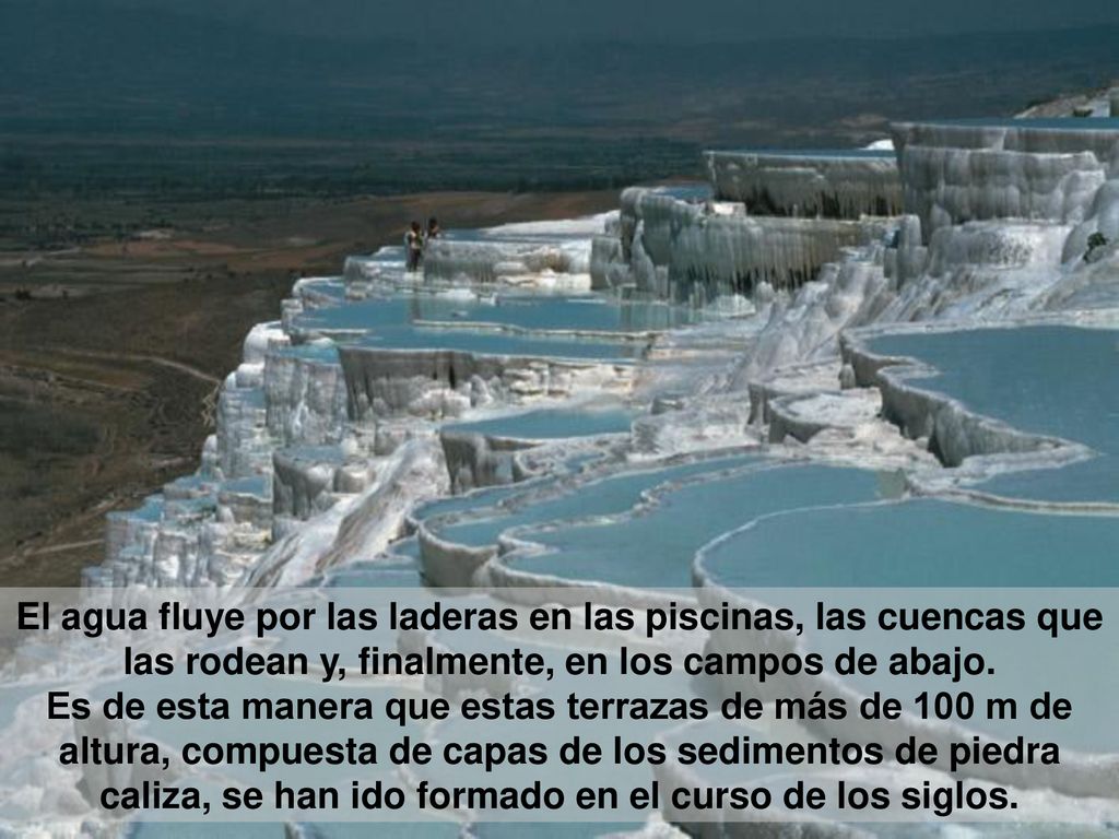 El agua fluye por las laderas en las piscinas, las cuencas que las rodean y, finalmente, en los campos de abajo.