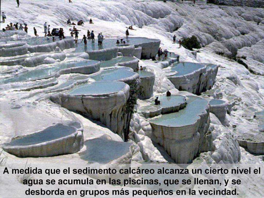 A medida que el sedimento calcáreo alcanza un cierto nivel el agua se acumula en las piscinas, que se llenan, y se desborda en grupos más pequeños en la vecindad.