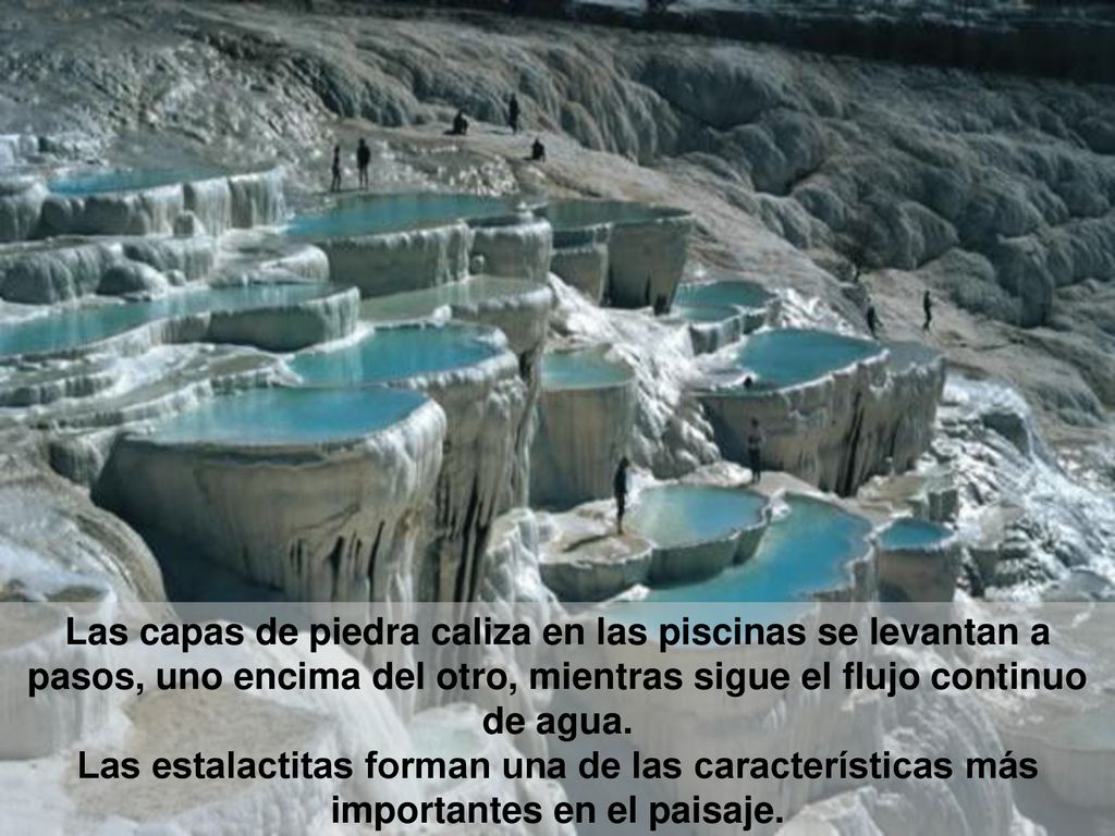 Las capas de piedra caliza en las piscinas se levantan a pasos, uno encima del otro, mientras sigue el flujo continuo de agua.