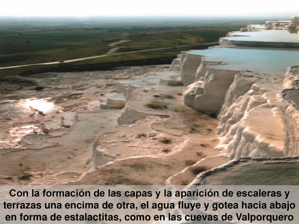 Con la formación de las capas y la aparición de escaleras y terrazas una encima de otra, el agua fluye y gotea hacia abajo en forma de estalactitas, como en las cuevas de Valporquero
