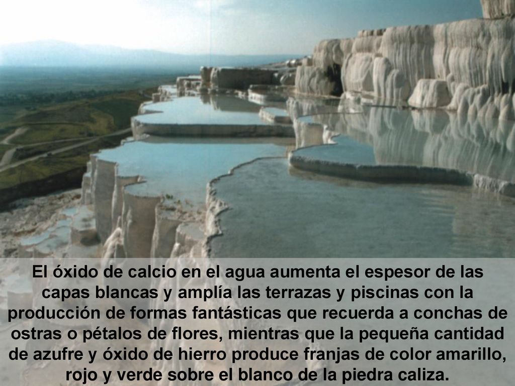 El óxido de calcio en el agua aumenta el espesor de las capas blancas y amplía las terrazas y piscinas con la producción de formas fantásticas que recuerda a conchas de ostras o pétalos de flores, mientras que la pequeña cantidad de azufre y óxido de hierro produce franjas de color amarillo, rojo y verde sobre el blanco de la piedra caliza.