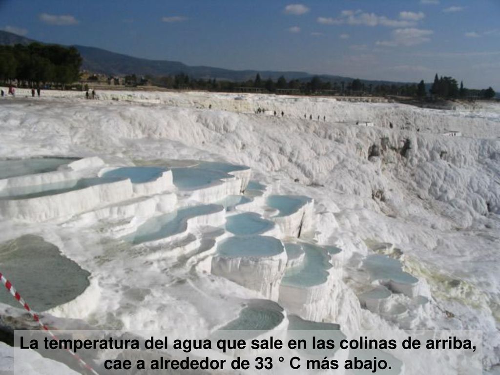 La temperatura del agua que sale en las colinas de arriba, cae a alrededor de 33 ° C más abajo.