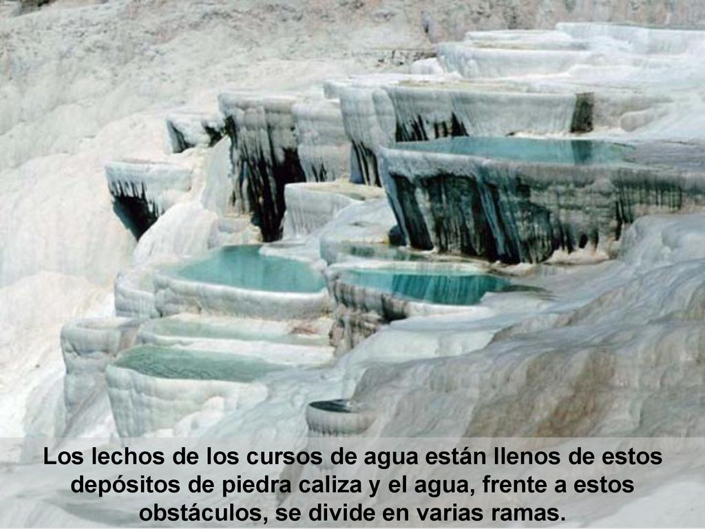 Los lechos de los cursos de agua están llenos de estos depósitos de piedra caliza y el agua, frente a estos obstáculos, se divide en varias ramas.