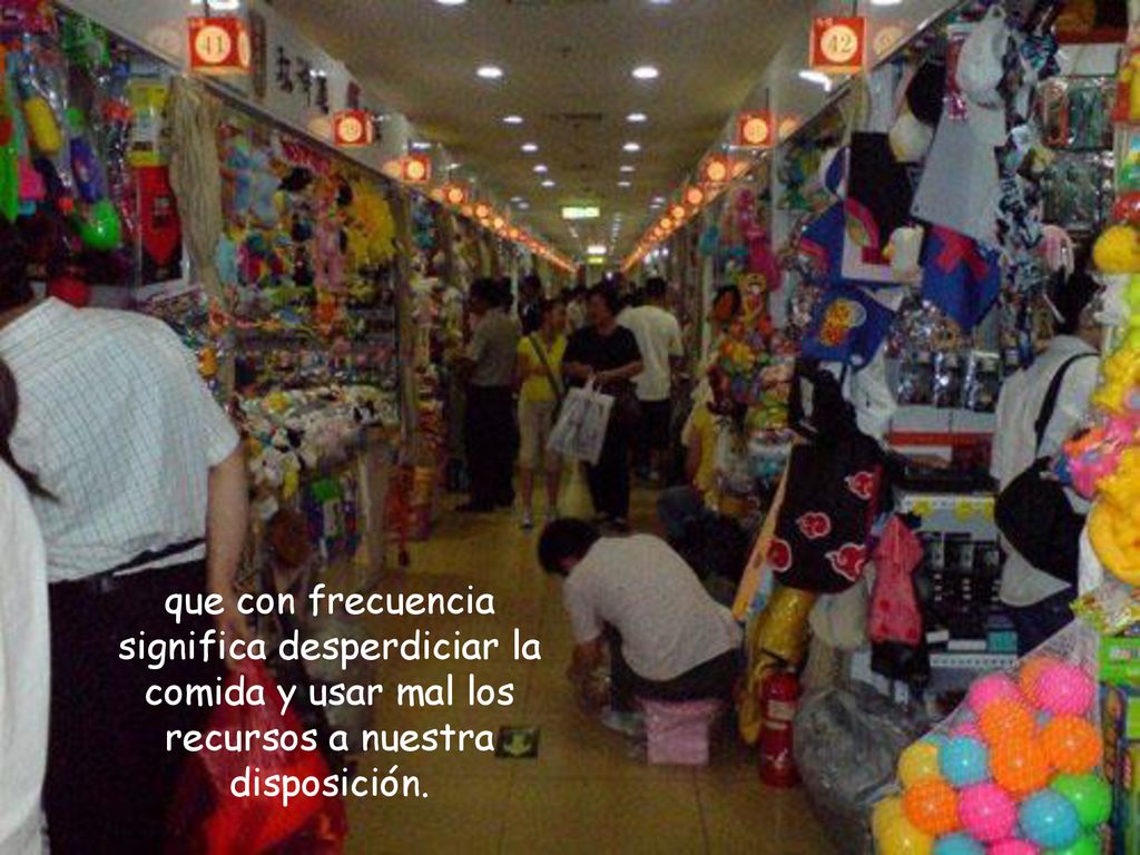 que con frecuencia significa desperdiciar la comida y usar mal los recursos a nuestra disposición.
