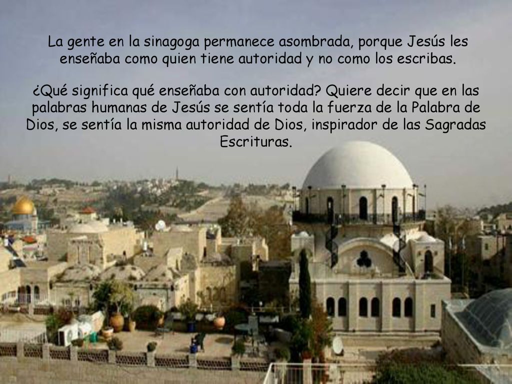 La gente en la sinagoga permanece asombrada, porque Jesús les enseñaba como quien tiene autoridad y no como los escribas.