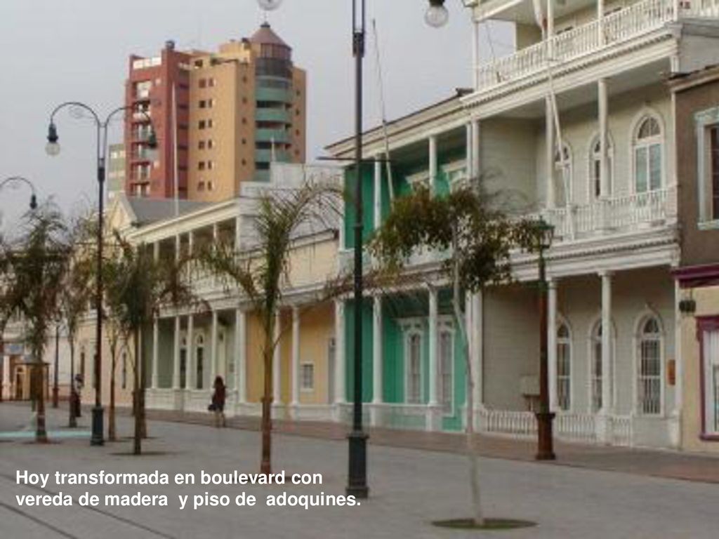 Hoy transformada en boulevard con vereda de madera y piso de adoquines.