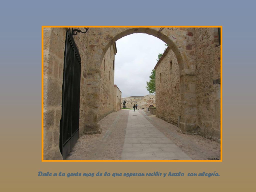 Dale a la gente mas de lo que esperan recibir y hazlo con alegría.