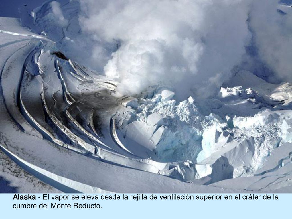 Alaska - El vapor se eleva desde la rejilla de ventilación superior en el cráter de la cumbre del Monte Reducto.