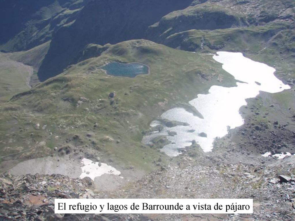 El refugio y lagos de Barrounde a vista de pájaro