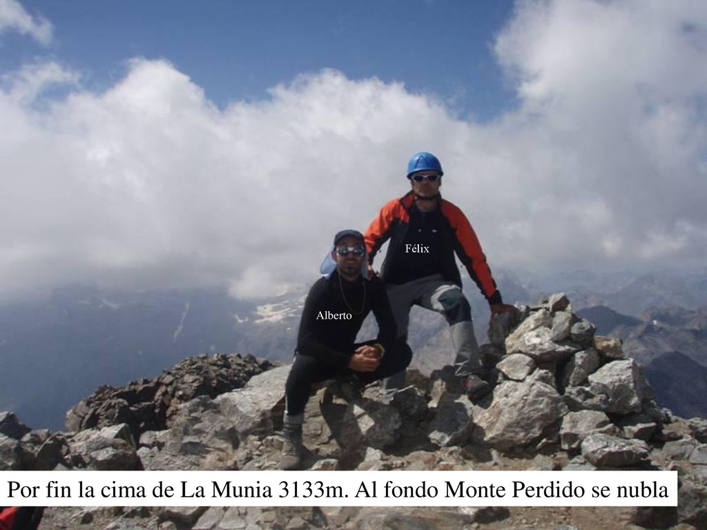 Por fin la cima de La Munia 3133m. Al fondo Monte Perdido se nubla