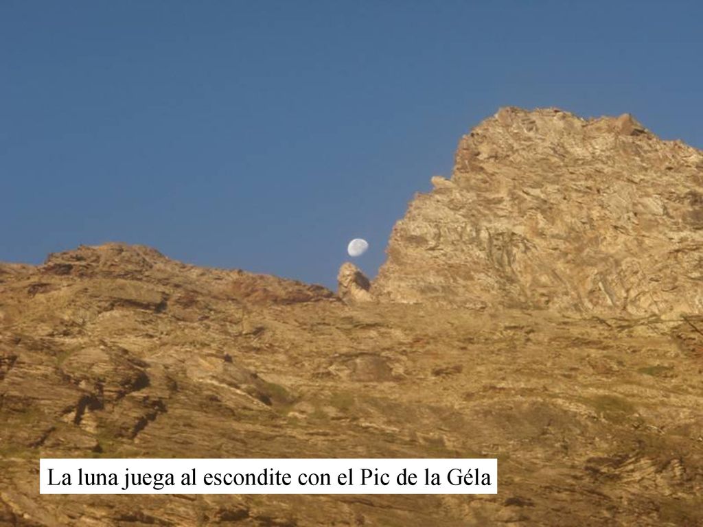La luna juega al escondite con el Pic de la Géla