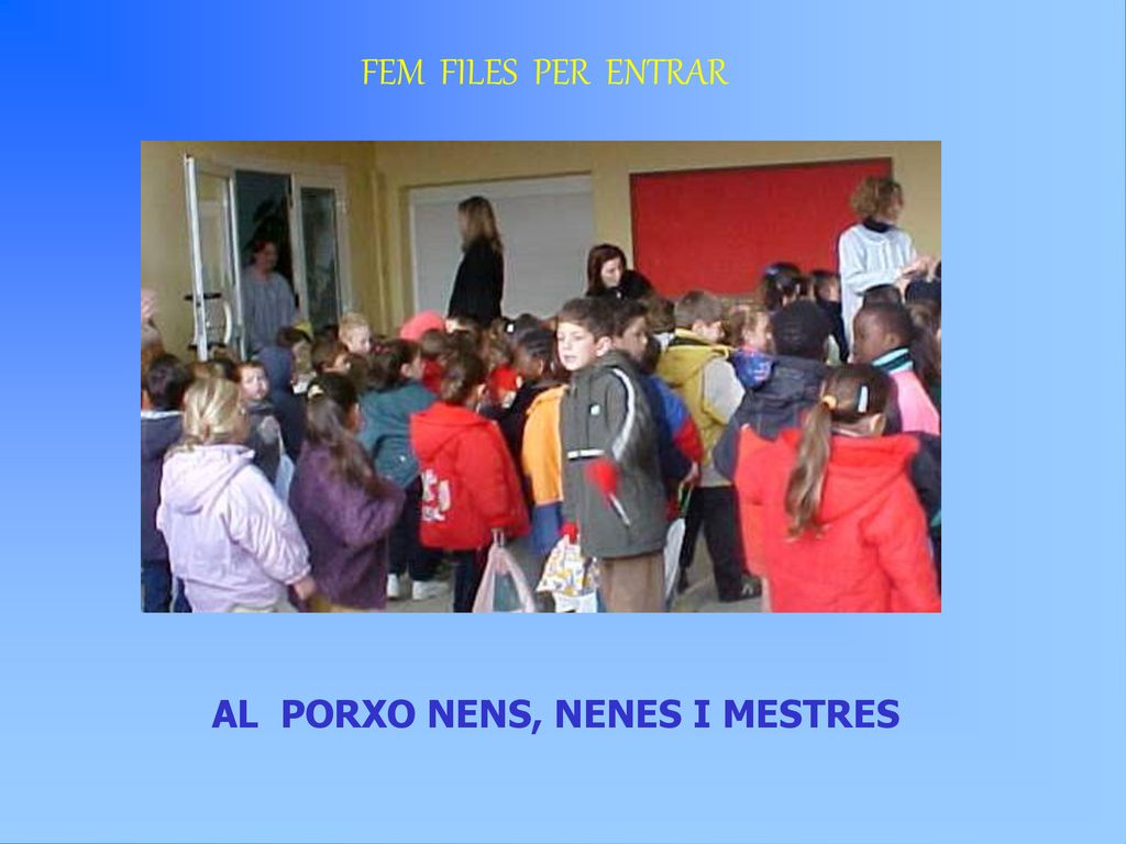 FEM FILES PER ENTRAR AL PORXO NENS, NENES I MESTRES