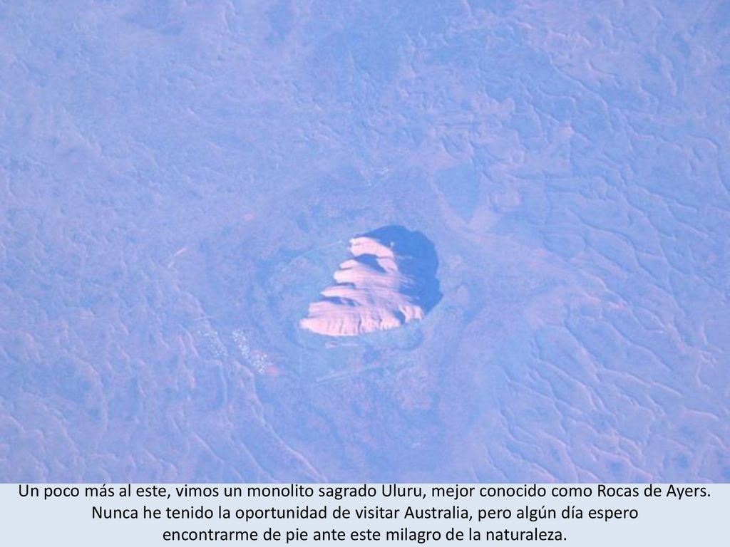 Un poco más al este, vimos un monolito sagrado Uluru, mejor conocido como Rocas de Ayers.