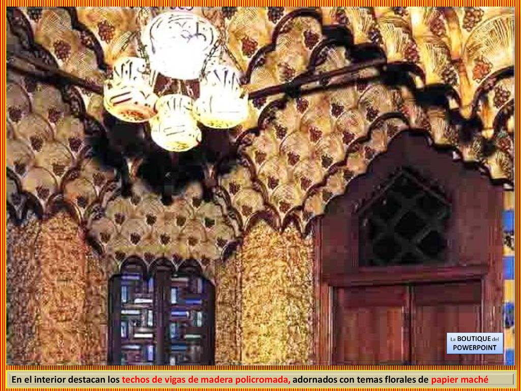 En el interior destacan los techos de vigas de madera policromada, adornados con temas florales de papier maché