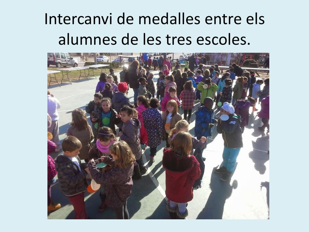 Intercanvi de medalles entre els alumnes de les tres escoles.