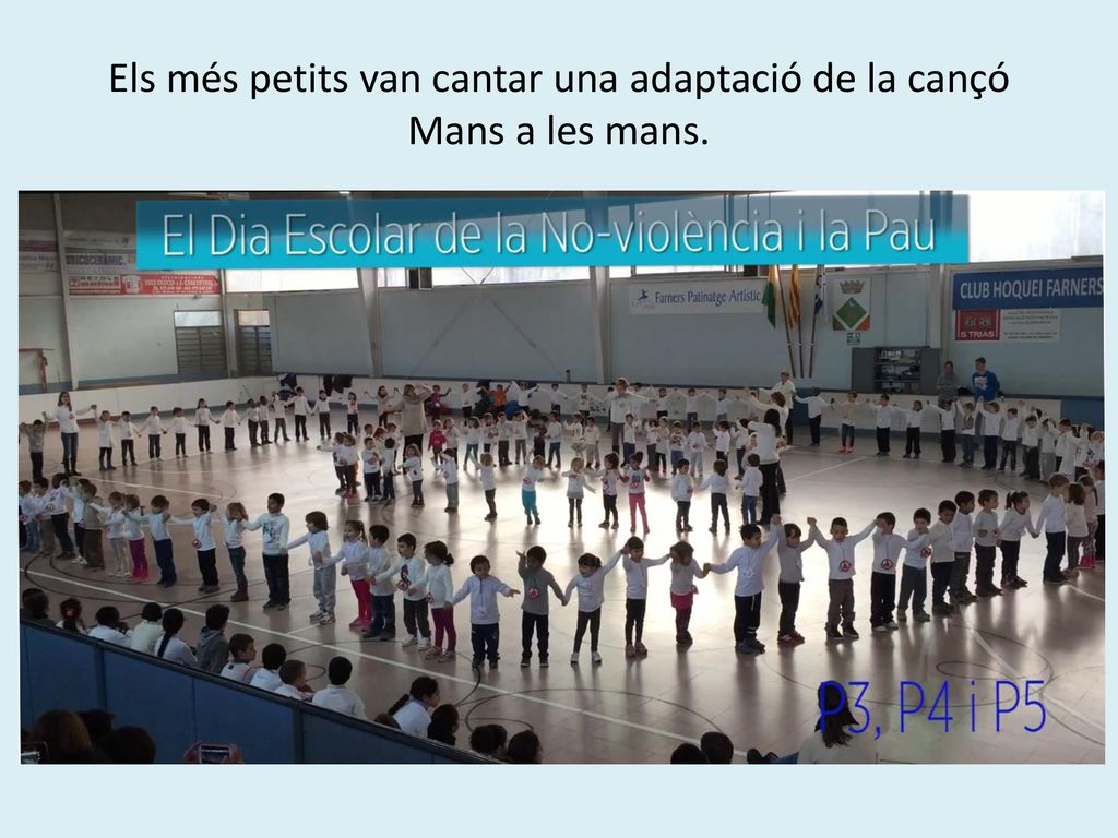 Els més petits van cantar una adaptació de la cançó Mans a les mans.