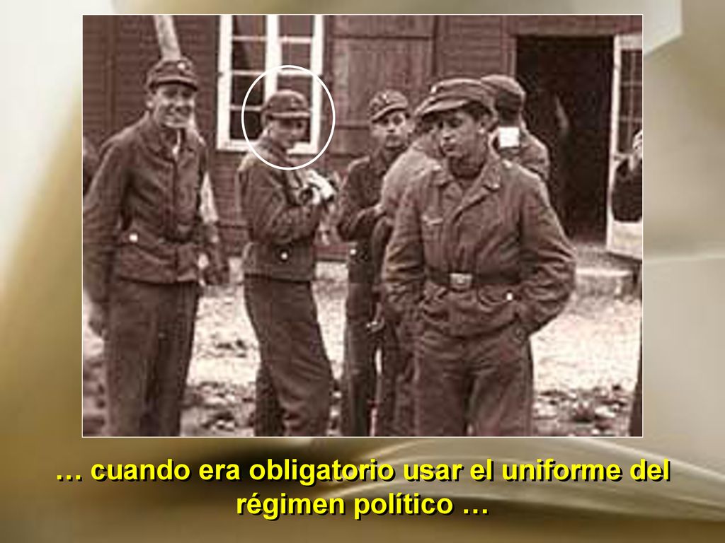 … cuando era obligatorio usar el uniforme del régimen político …
