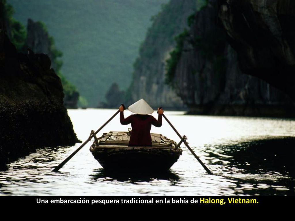 Una embarcación pesquera tradicional en la bahía de Halong, Vietnam.