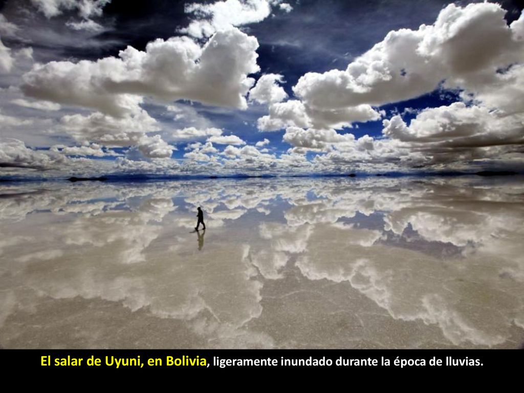 El salar de Uyuni, en Bolivia, ligeramente inundado durante la época de lluvias.
