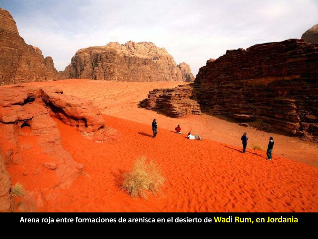 Arena roja entre formaciones de arenisca en el desierto de Wadi Rum, en Jordania