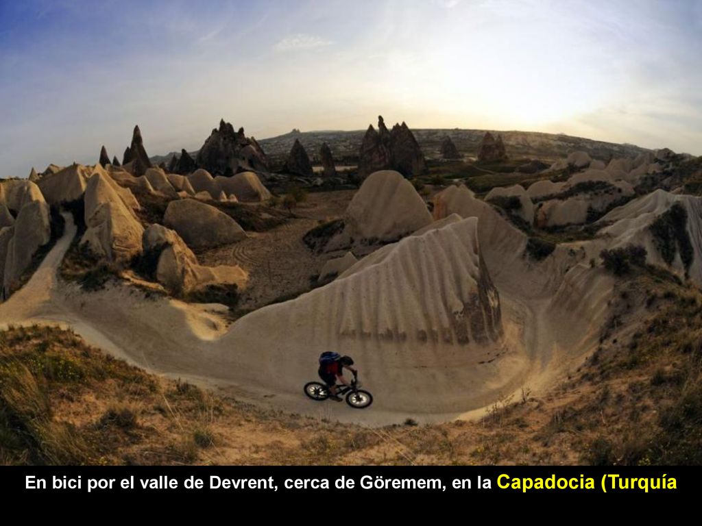 En bici por el valle de Devrent, cerca de Göremem, en la Capadocia (Turquía
