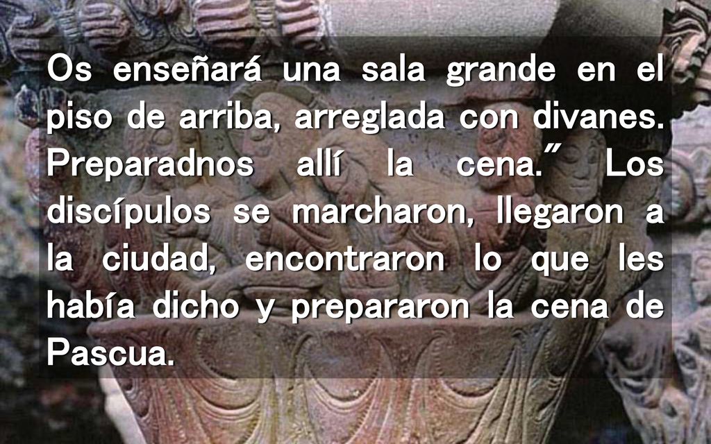 Os enseñará una sala grande en el piso de arriba, arreglada con divanes.