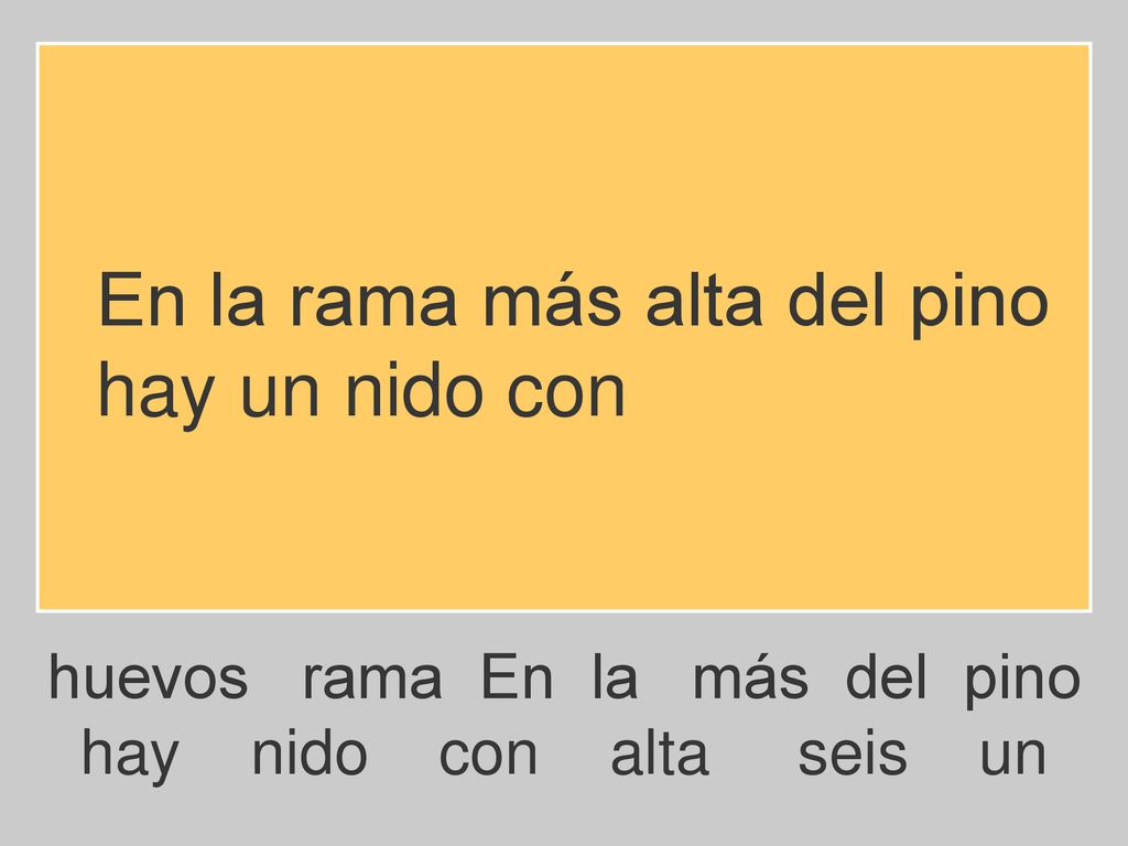 En la rama más alta del pino hay un nido con
