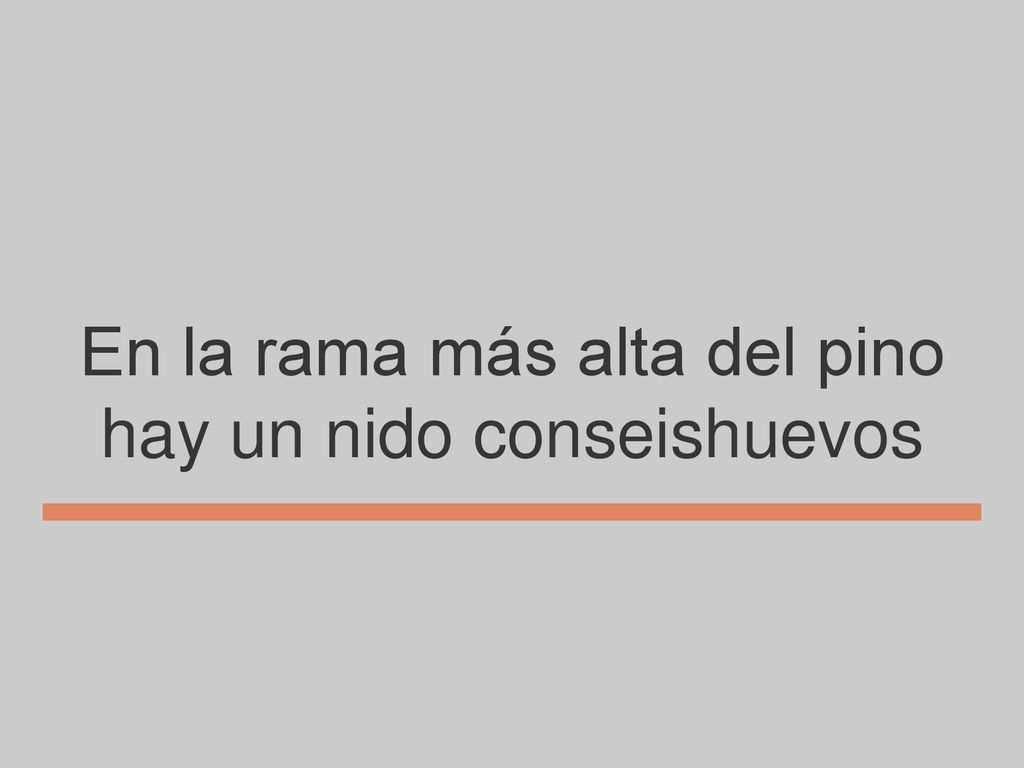 En la rama más alta del pino hay un nido conseishuevos