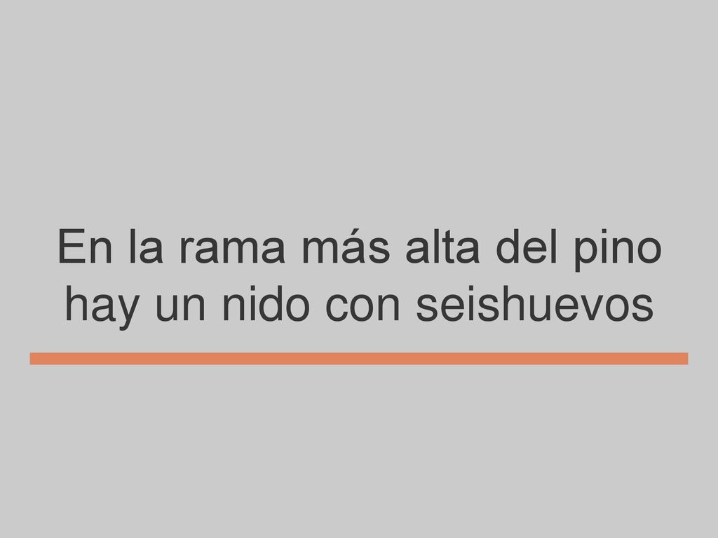 En la rama más alta del pino hay un nido con seishuevos