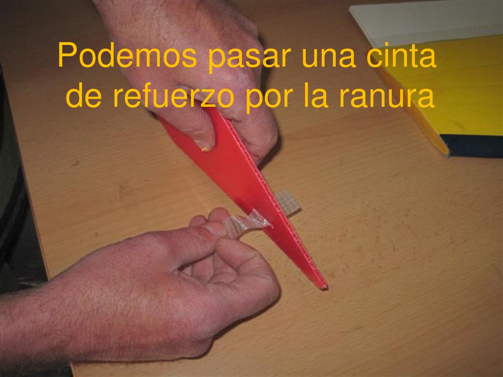 Podemos pasar una cinta de refuerzo por la ranura.