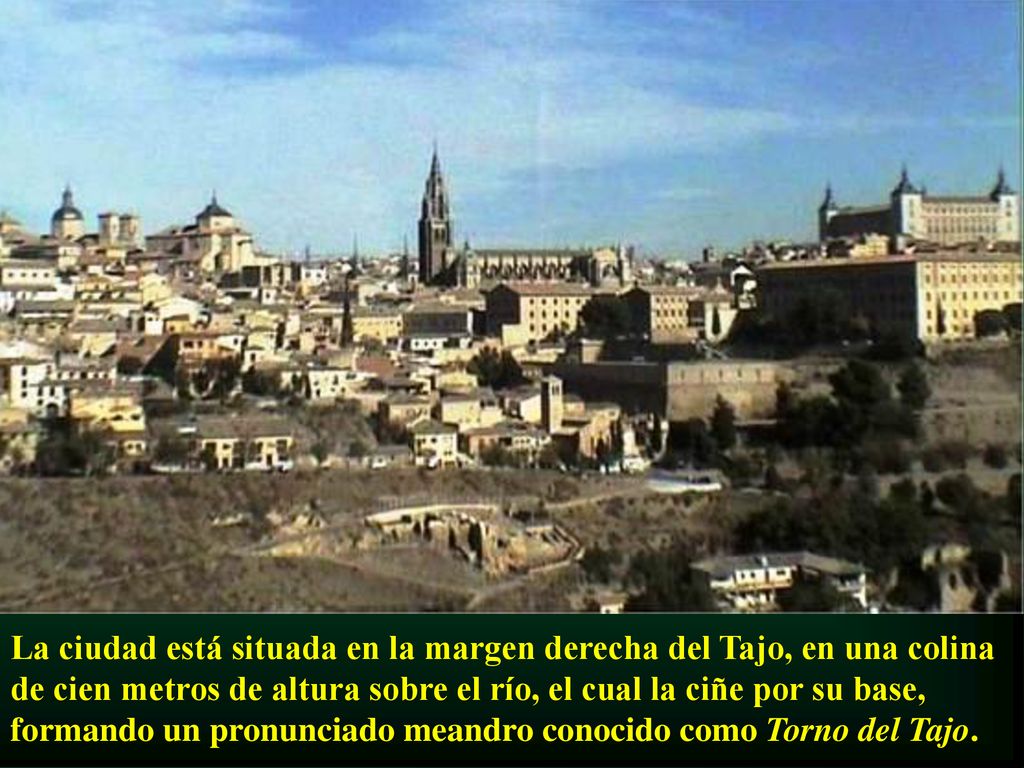 La ciudad está situada en la margen derecha del Tajo, en una colina de cien metros de altura sobre el río, el cual la ciñe por su base, formando un pronunciado meandro conocido como Torno del Tajo.