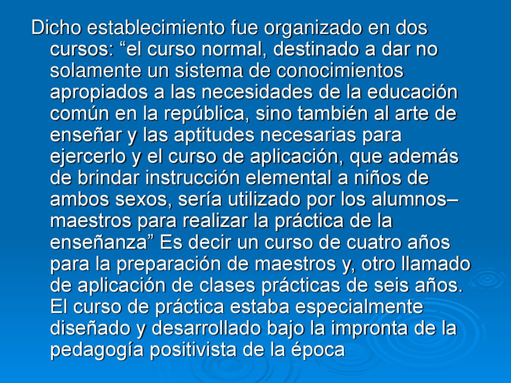 Dicho establecimiento fue organizado en dos cursos: el curso normal, destinado a dar no solamente un sistema de conocimientos apropiados a las necesidades de la educación común en la república, sino también al arte de enseñar y las aptitudes necesarias para ejercerlo y el curso de aplicación, que además de brindar instrucción elemental a niños de ambos sexos, sería utilizado por los alumnos–maestros para realizar la práctica de la enseñanza Es decir un curso de cuatro años para la preparación de maestros y, otro llamado de aplicación de clases prácticas de seis años.