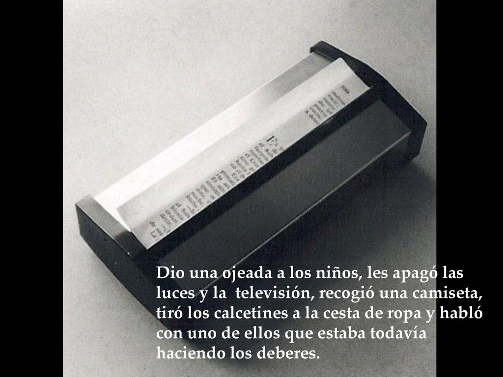 Dio una ojeada a los niños, les apagó las luces y la televisión, recogió una camiseta, tiró los calcetines a la cesta de ropa y habló con uno de ellos que estaba todavía haciendo los deberes.