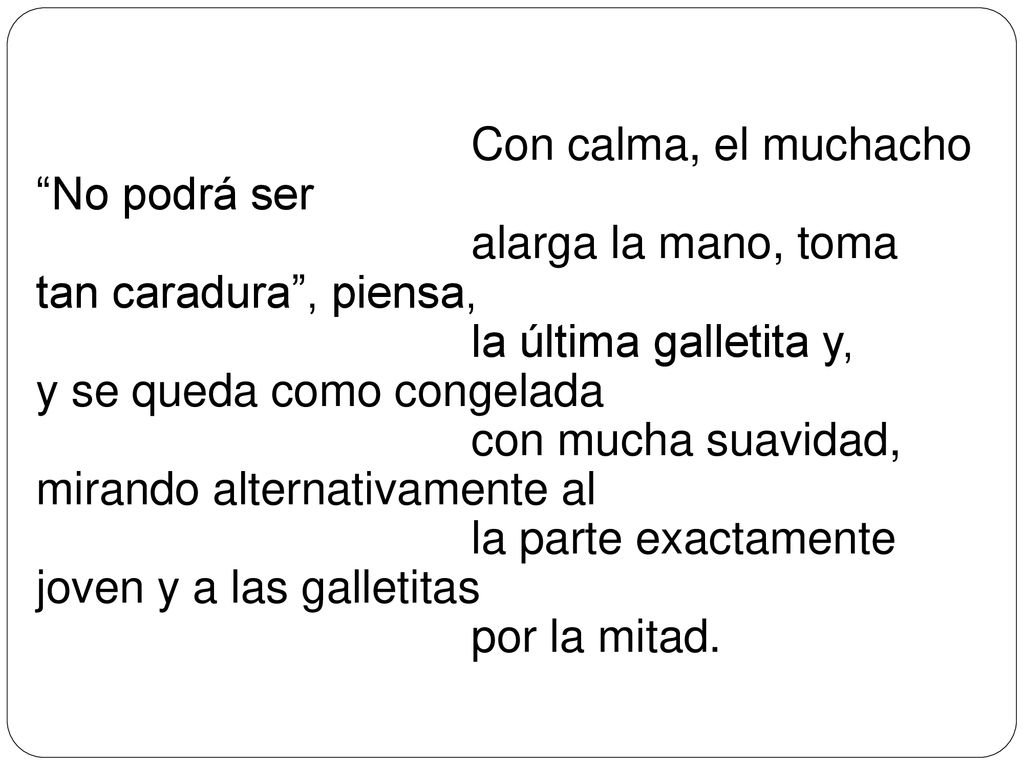 Con calma, el muchacho alarga la mano, toma. la última galletita y, con mucha suavidad, la parte exactamente.