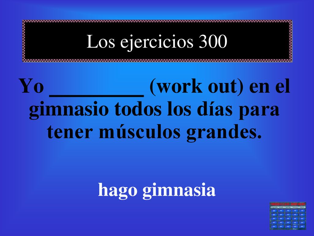 Los ejercicios 300 Yo (work out) en el gimnasio todos los días para tener músculos grandes.