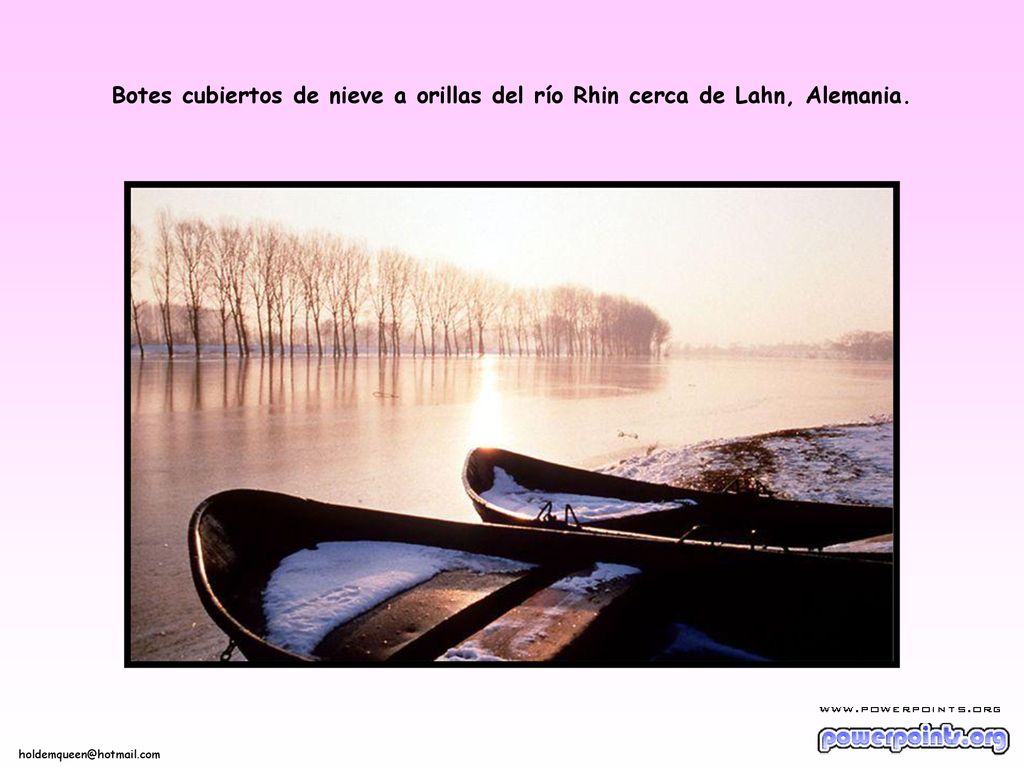 Botes cubiertos de nieve a orillas del río Rhin cerca de Lahn, Alemania.
