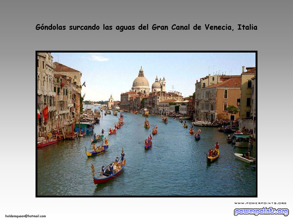 Góndolas surcando las aguas del Gran Canal de Venecia, Italia