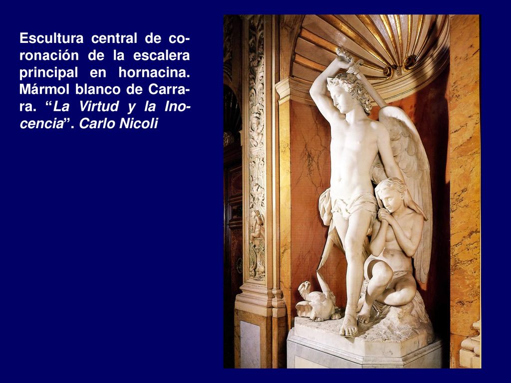 Escultura central de co-ronación de la escalera principal en hornacina