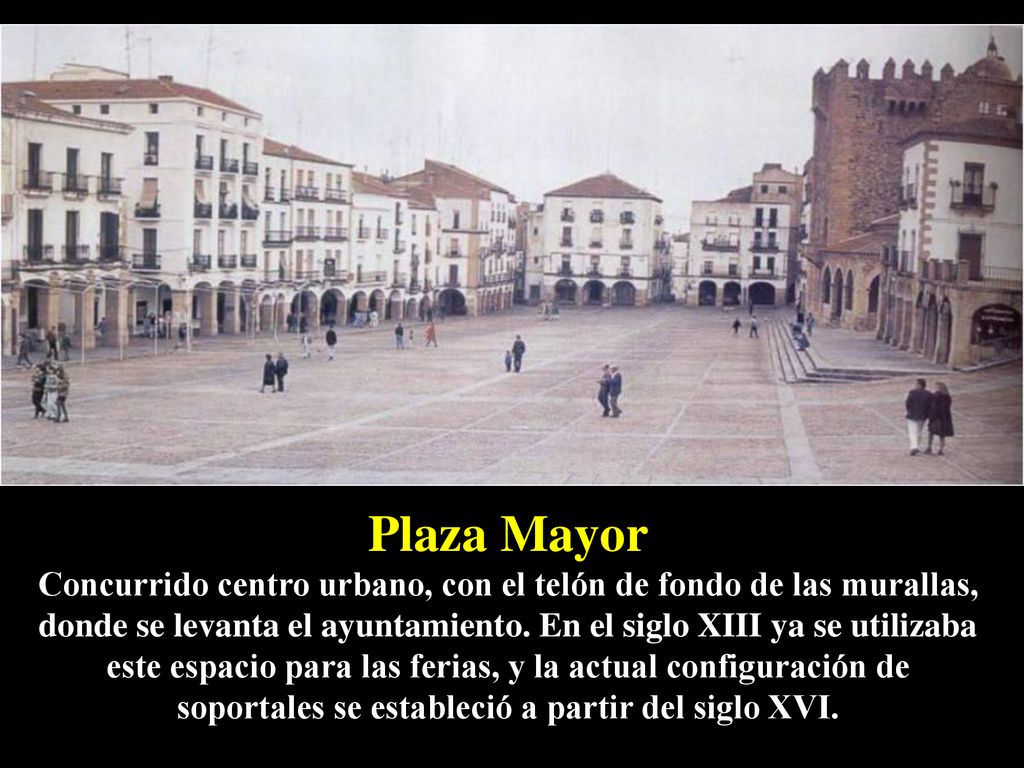Plaza Mayor Concurrido centro urbano, con el telón de fondo de las murallas, donde se levanta el ayuntamiento.