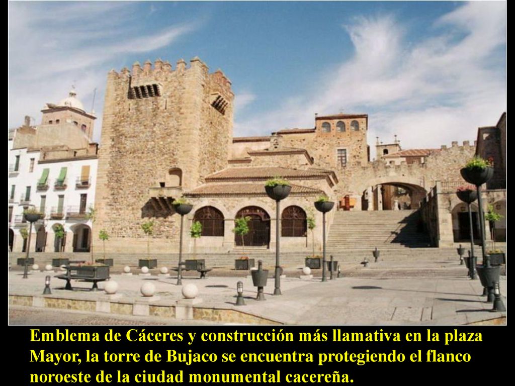 Emblema de Cáceres y construcción más llamativa en la plaza Mayor, la torre de Bujaco se encuentra protegiendo el flanco noroeste de la ciudad monumental cacereña.