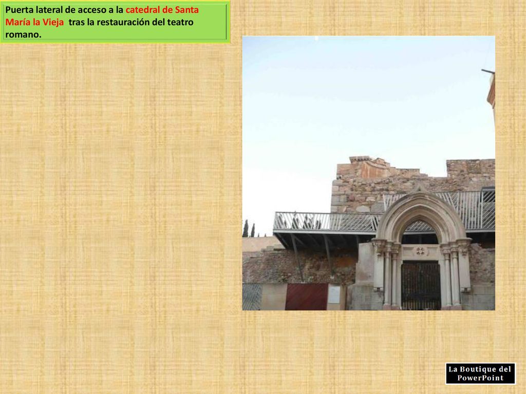 Puerta lateral de acceso a la catedral de Santa María la Vieja tras la restauración del teatro romano.
