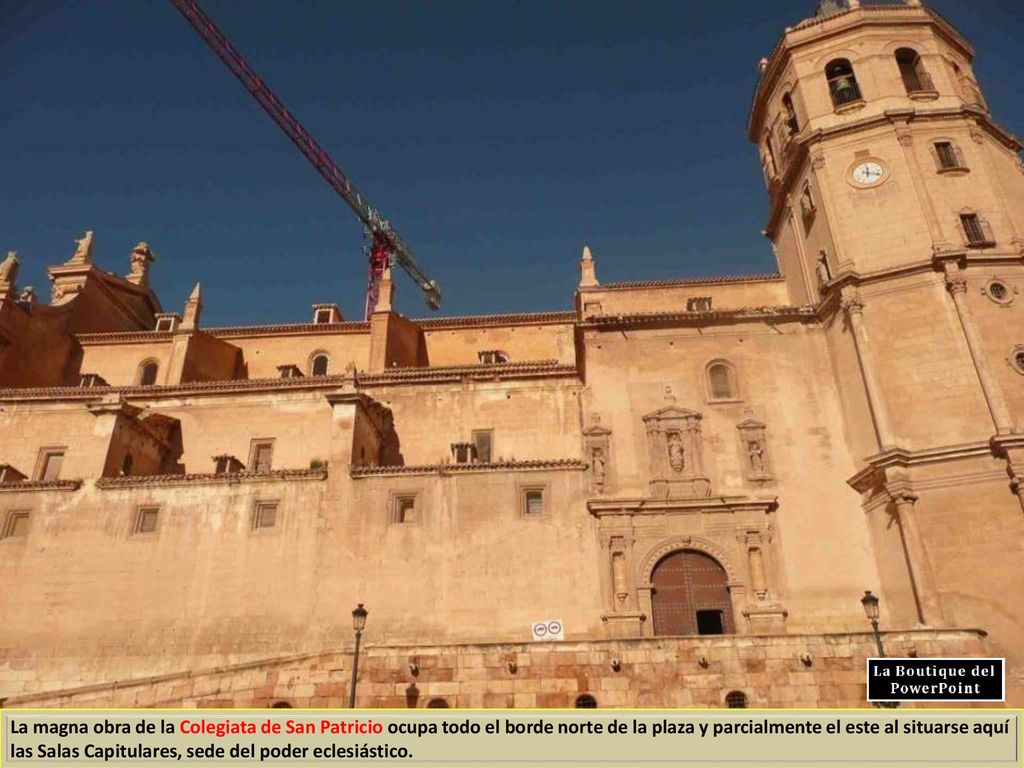 La magna obra de la Colegiata de San Patricio ocupa todo el borde norte de la plaza y parcialmente el este al situarse aquí las Salas Capitulares, sede del poder eclesiástico.