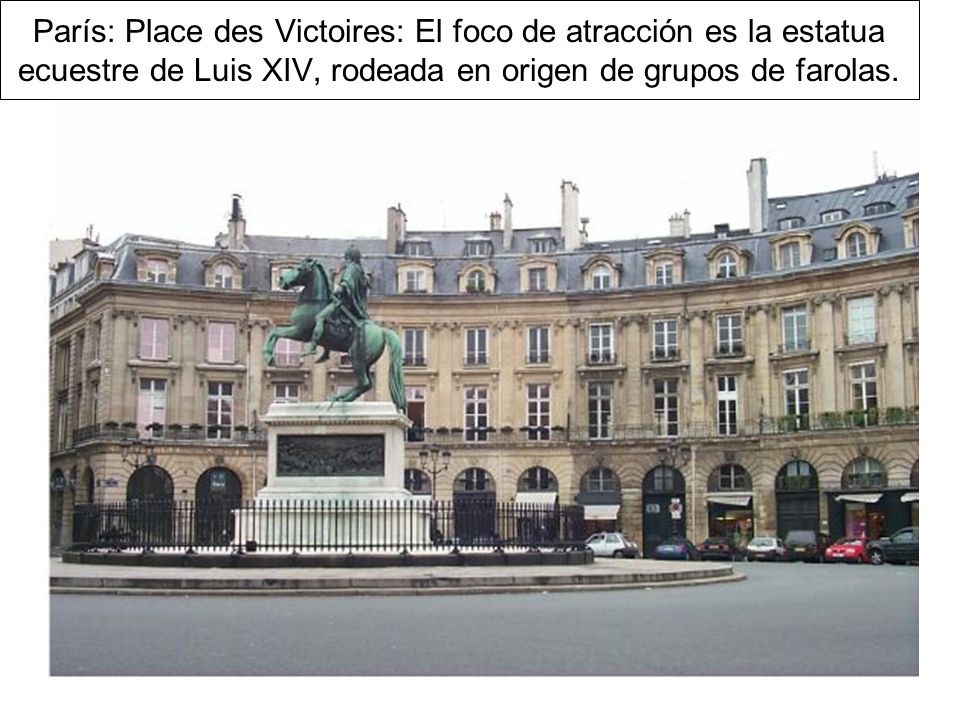 París: Place des Victoires: El foco de atracción es la estatua ecuestre de Luis XIV, rodeada en origen de grupos de farolas.