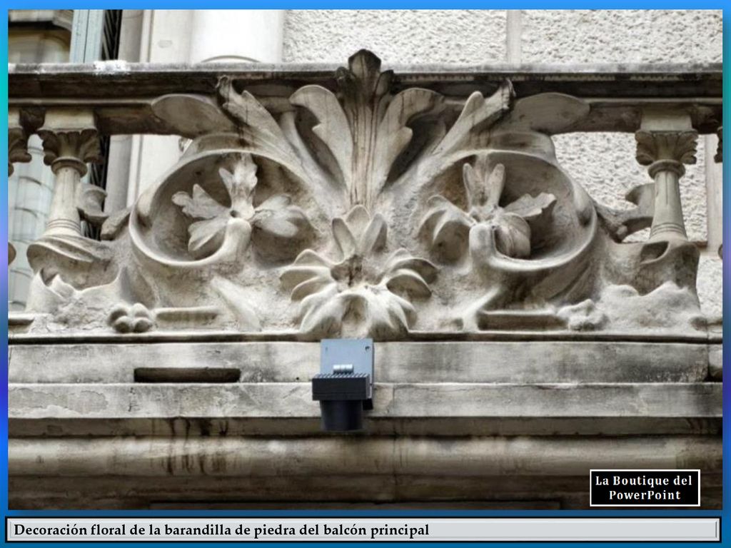 Decoración floral de la barandilla de piedra del balcón principal