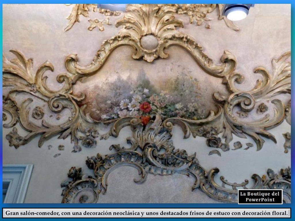 Gran salón-comedor, con una decoración neoclásica y unos destacados frisos de estuco con decoración floral.