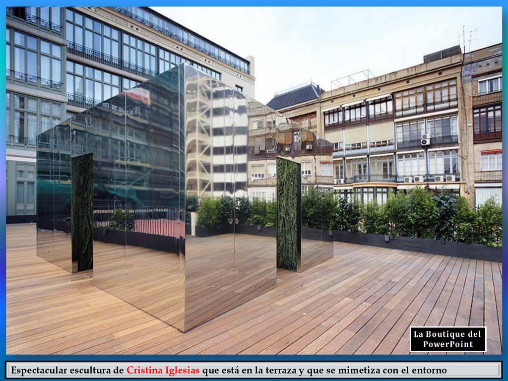 Espectacular escultura de Cristina Iglesias que está en la terraza y que se mimetiza con el entorno
