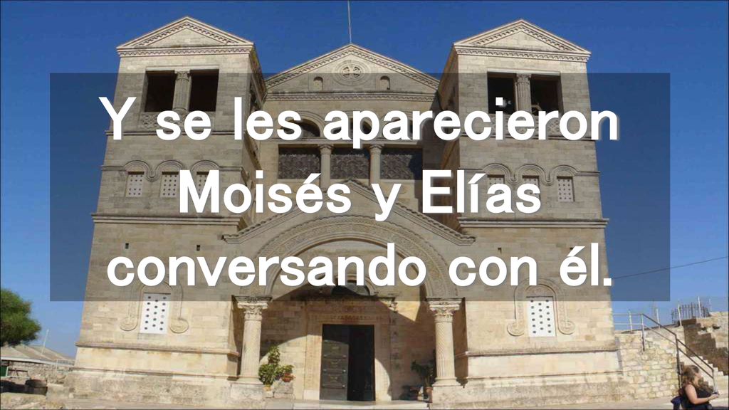 Y se les aparecieron Moisés y Elías conversando con él.