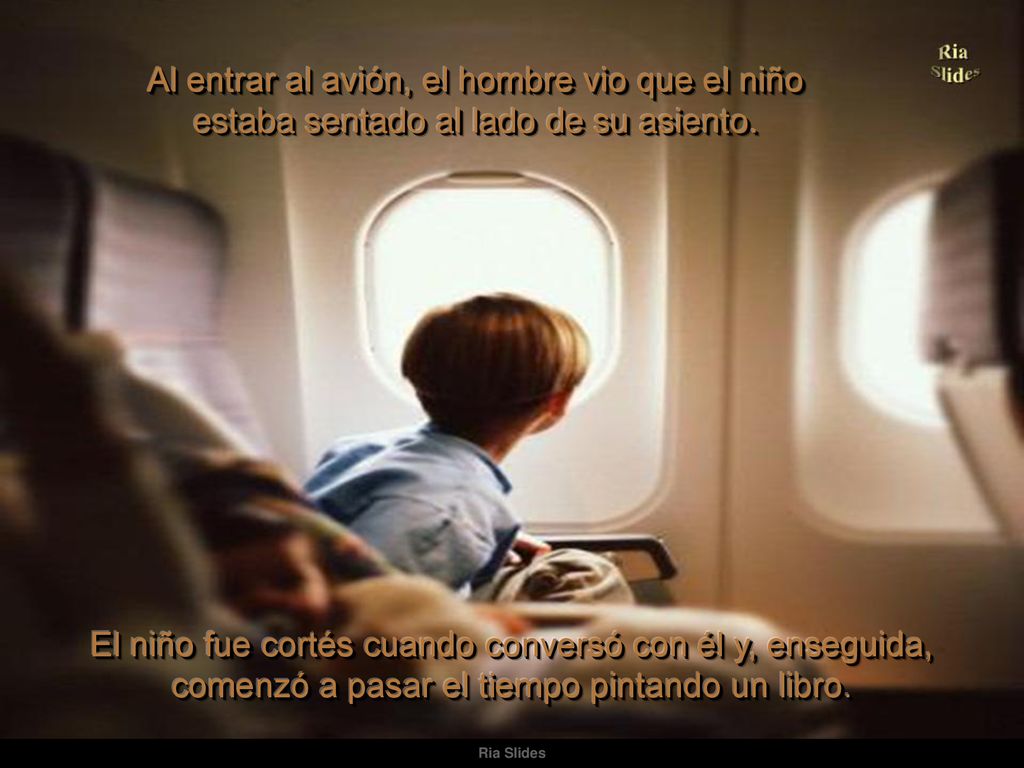 Al entrar al avión, el hombre vio que el niño estaba sentado al lado de su asiento.