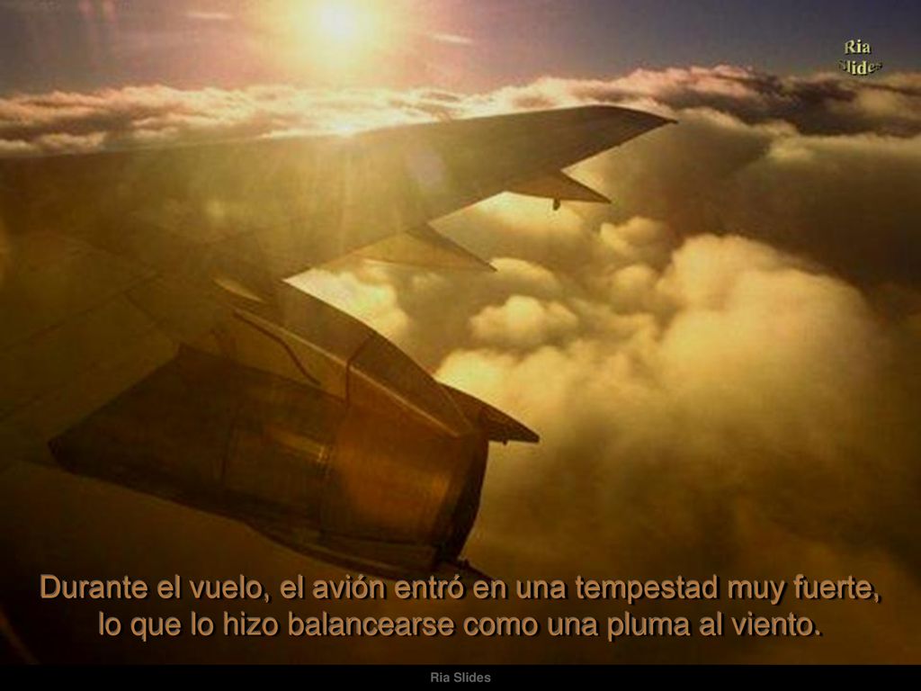 Durante el vuelo, el avión entró en una tempestad muy fuerte, lo que lo hizo balancearse como una pluma al viento.
